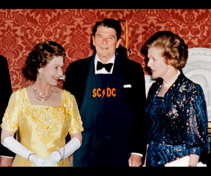 Ronald Reagan com avental SCDC entre a Rainha e Margaret Thatcher