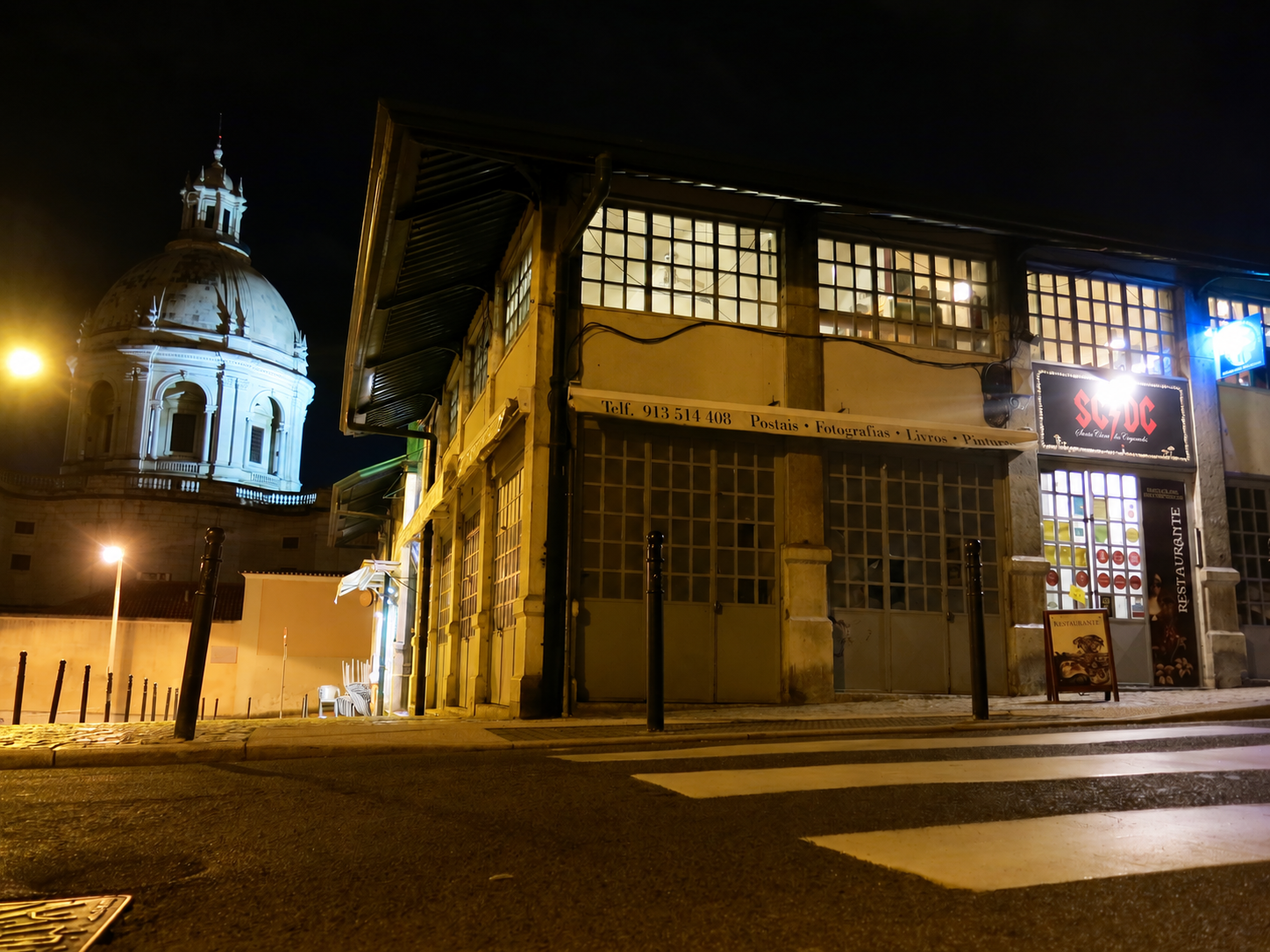 Santa Clara dos Cogumelos e a cúpula do Panteão à noite